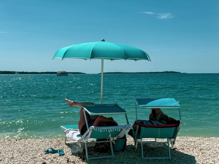 Pause baignade relaxante près de Fažana pendant l’excursion Brijuni depuis Pula