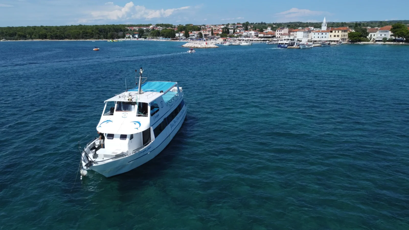 Boat Europa naviguant près de Fažana lors d’une excursion en bateau au Parc National de Brijuni depuis Pula