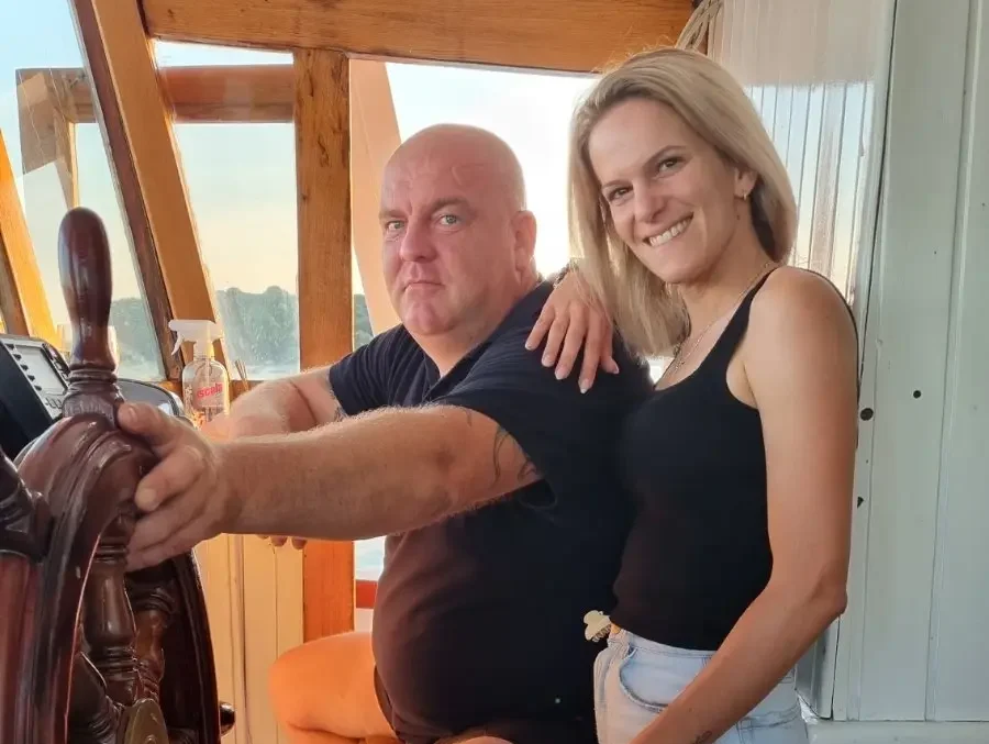 Kapitän der Boat Europa im Hafen von Pula