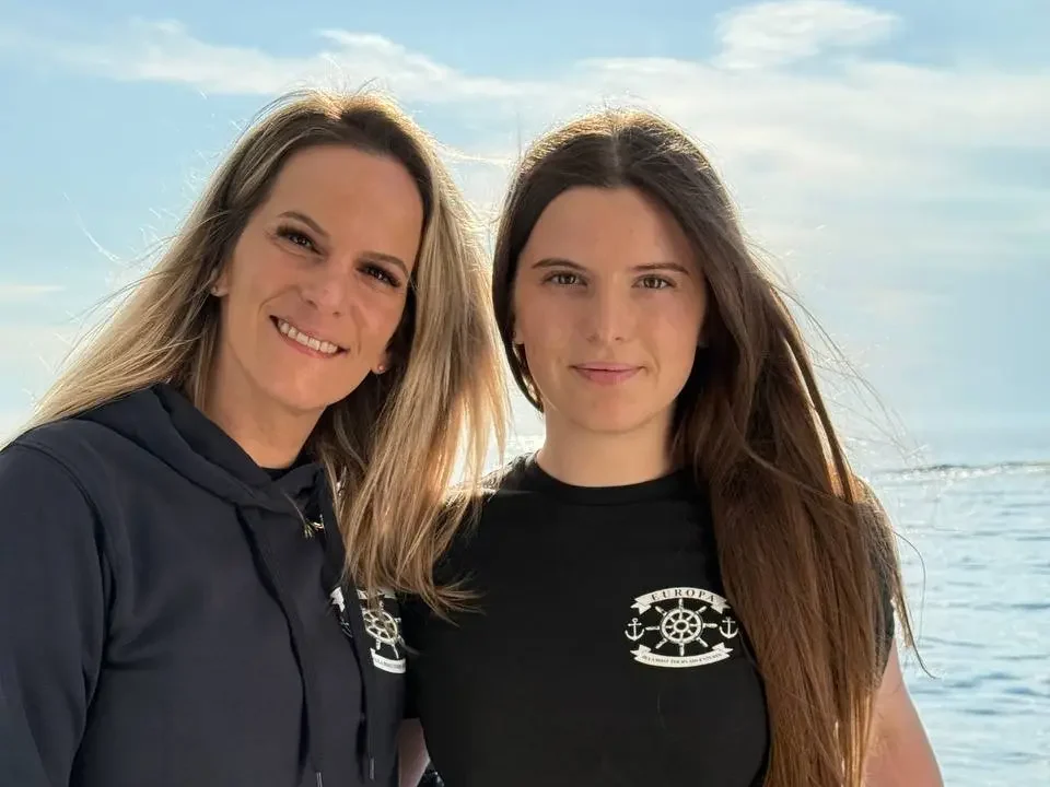 Dritte Generation hinter Pula Boat Tours Adventures